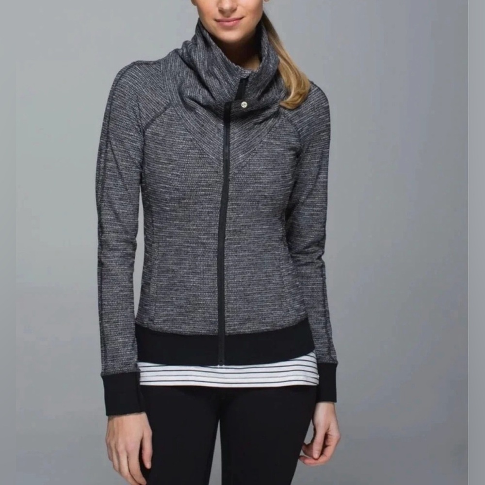 EUC Lululemon Be Present Jacket Coco Pique Black Size 8 Thumbholes Zip Closure